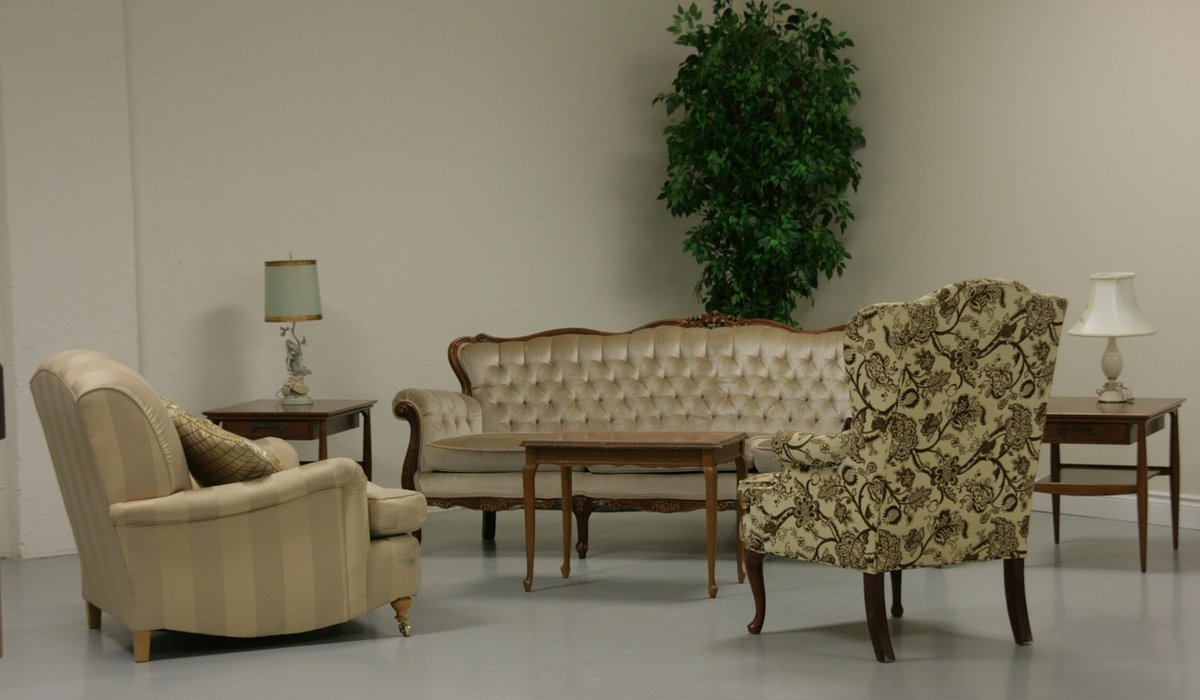 How to Declutter a Living Room Without Feeling Overwhelmed